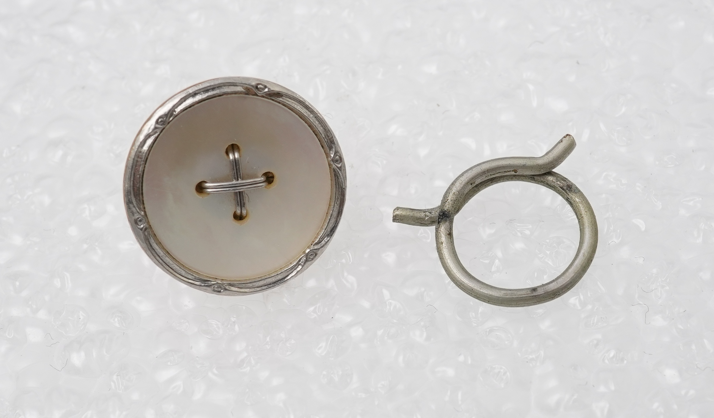 A set of 9ct gentleman's dress set cufflinks and button, retailed by Tessier